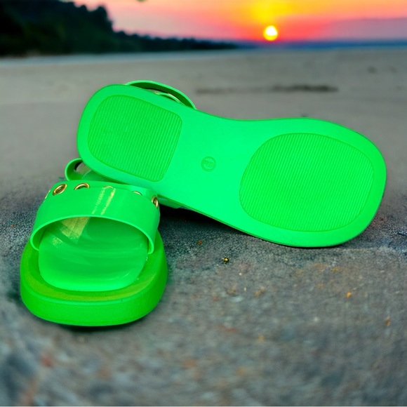 NEW Berness Neon Green Full Circle Platform Sandals Size 9 - Picture 3 of 5